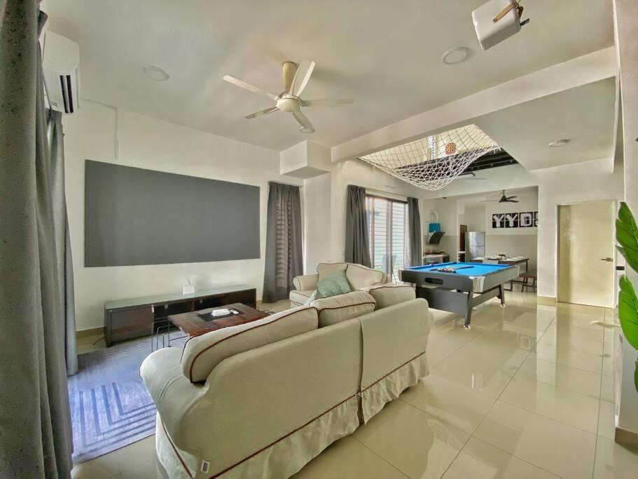 Vila Setia Alam Sccc 3 Storey Semi D 13 Pax