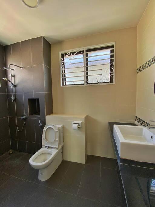 Vila Setia Alam Sccc 3 Storey Semi D 13 Pax